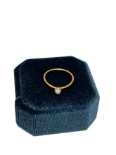 Load image into Gallery viewer, Ring with pearl - 9k Gold Plated
